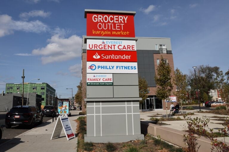 a sign for Grocery Outl;et