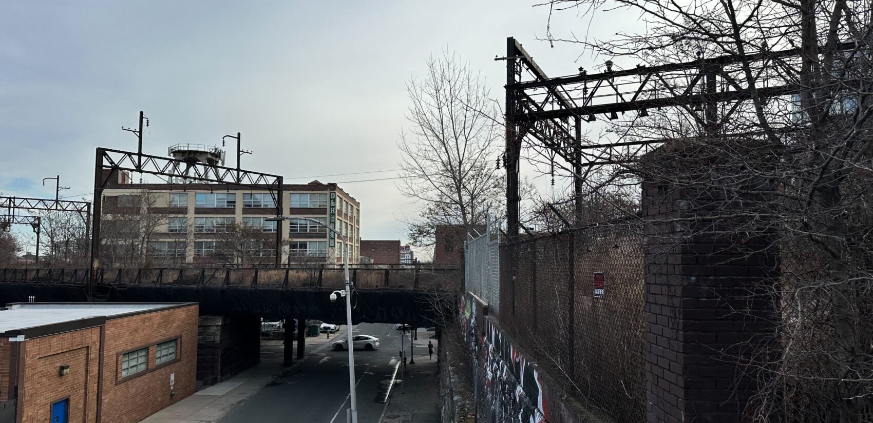 The remaining undeveloped Reading Viaduct land can be seen from the developed Rail Park. (Kristen Mosbrucker-Garza/WHYY)