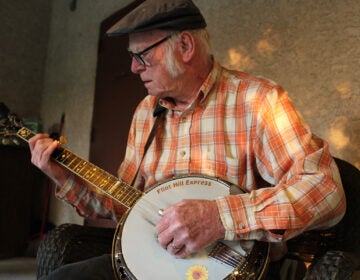 Ben Jarnutowski plays banjo