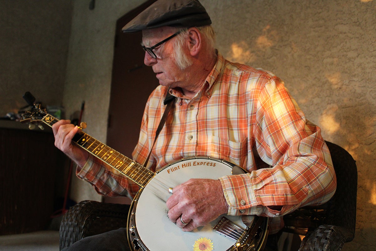 Ben Jarnutowski plays banjo