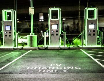 Electric vehicle charging station