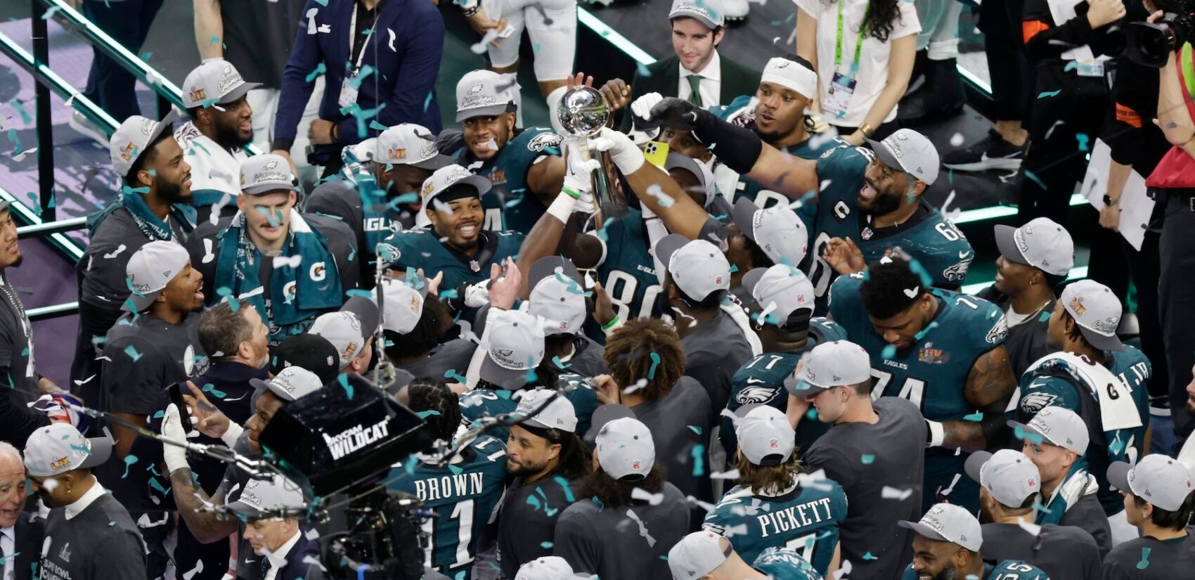 Eagles players holding up the Lombardi trophy