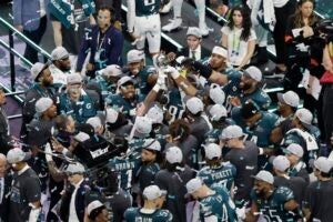 Eagles players holding up the Lombardi trophy