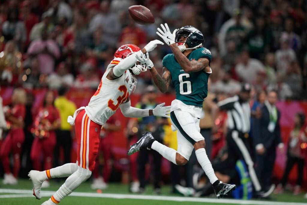 DeVonta Smith catching a touchdown pass