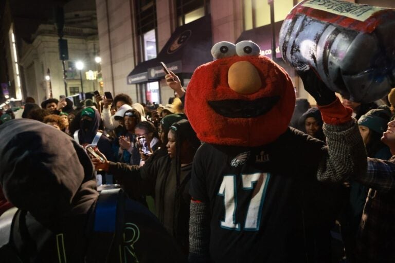 Elmo celebreating with Eagles fans