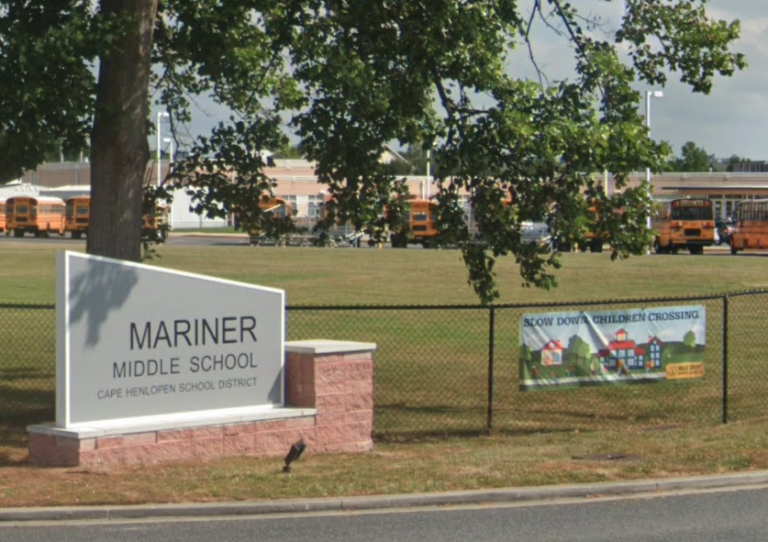 a sign for Mariner Middle School