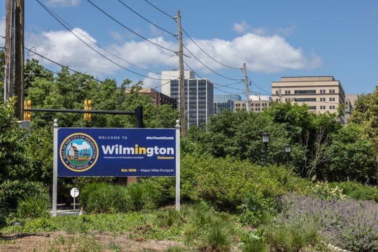 06-10-2024-k-paynter-wilmington-file-espanol Un signo dice Bienvenido a Wilmington