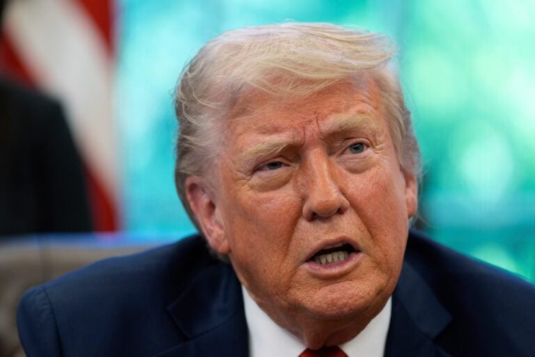 donald-trump-2025-04-23 Donald Trump speaks with reporters