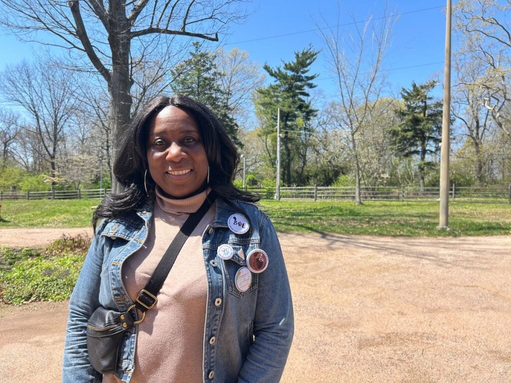 Perinatal doula Vera Thompson-Jenkins posing outside for photo