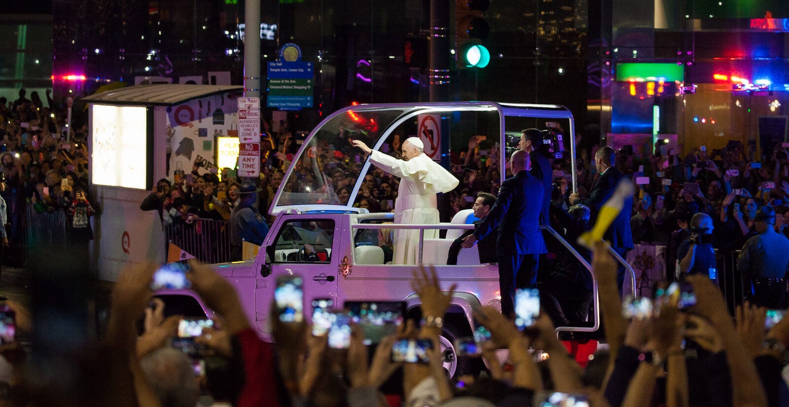 pope-francis-philadelphia-visit-2015-1 Pope Francis waves to the crowd
