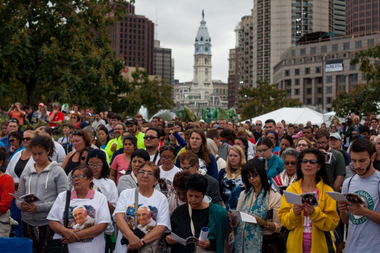 the crowd on on the Benjamin Franklin Parkway