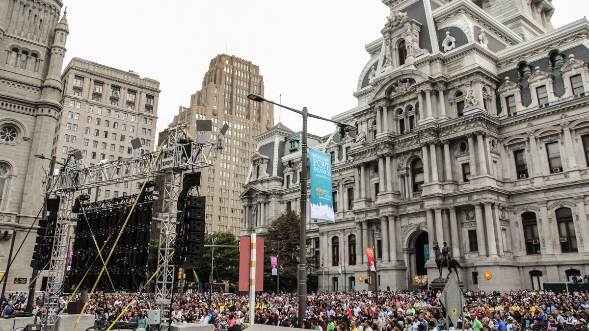 pope-francis-philadelphia-visit-2015-14 the crowd outside of City Hall