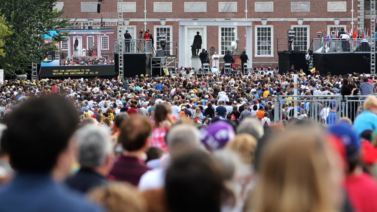 independence hall the crowd at Independence Mall