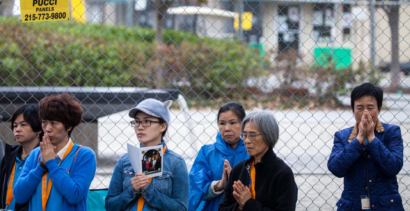 pope-francis-philadelphia-visit-2015-9 People praying
