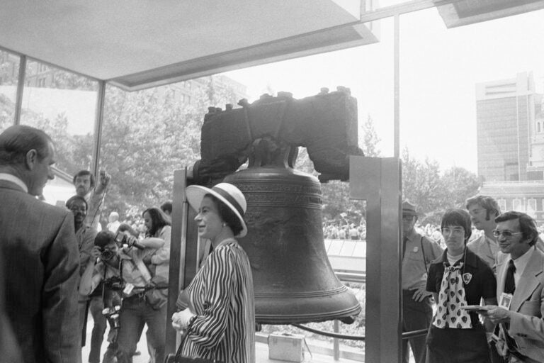 Archival photo of Queen Elizabeth II visiting the Liberty Bell in Philadelhpia