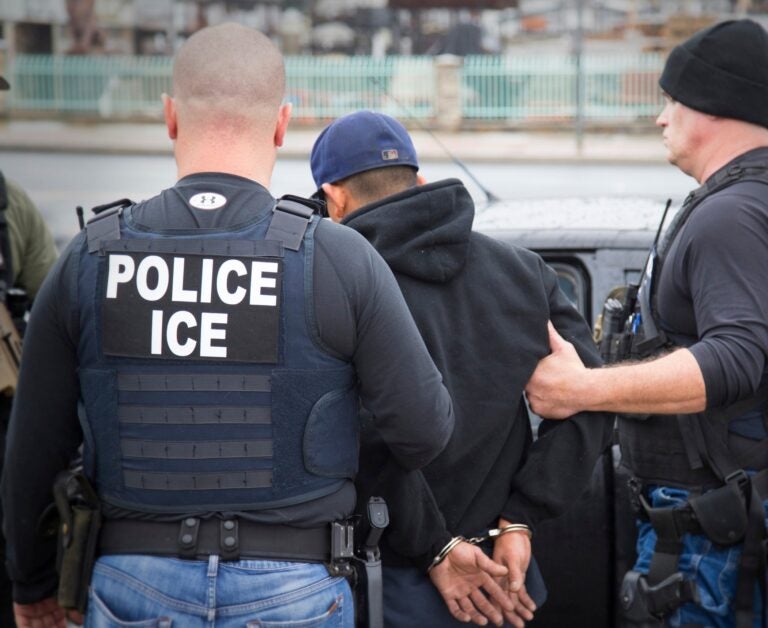 2019-05-24-ap-photo-ice-arrest Oficiales de ICE arrestando a un hombre