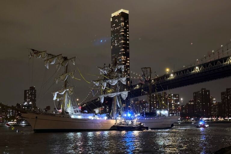 Brooklyn Bridge Collision A masted Mexican Navy training ship