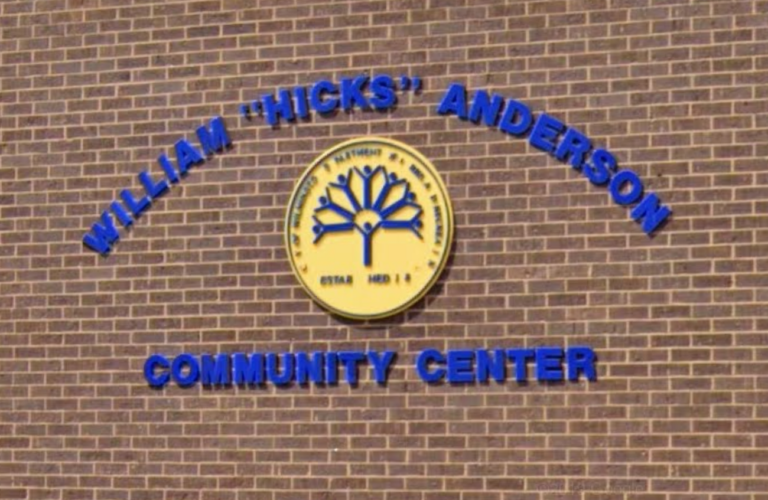 william-hicks-anderson-community-center-2025-05-01-22 El signo del Centro Comunitario