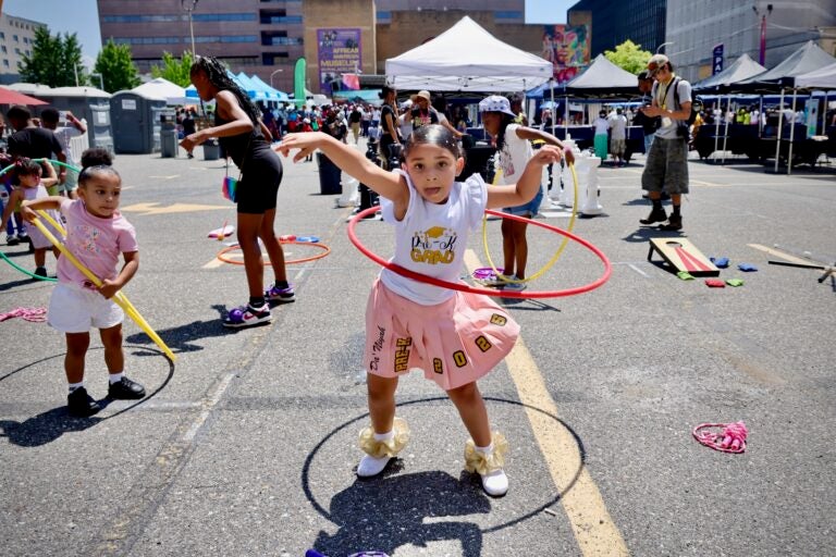 2025 06 19-e lee-nini garrett-philadelphia african american museum-juneteenth block party hula hoop A young girl hula hooping