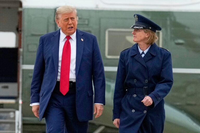 donald-trump-2025-06-15 Donald Trump, escorted by Angela F. Ochoa, walks from Marine One to board Air Force One