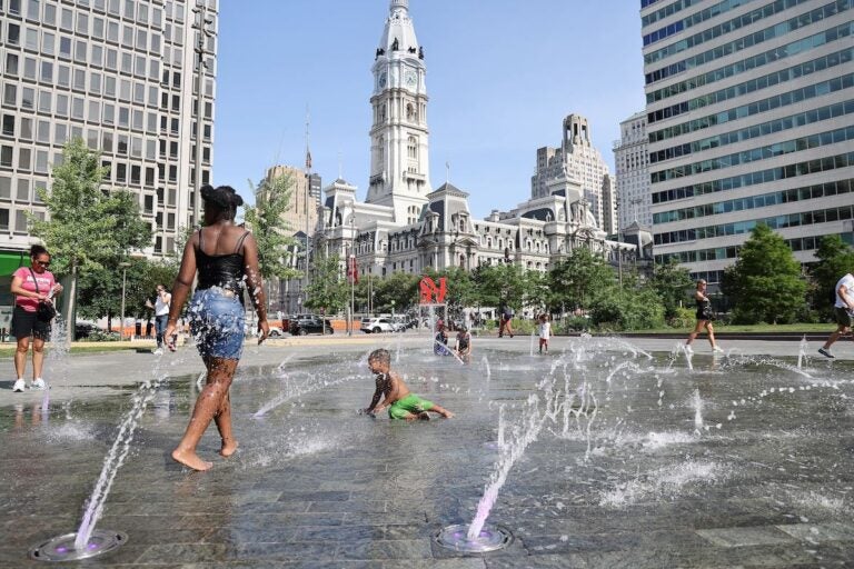 philadelphia-centercity-heatwave-EL-062325-01 Children playing in fountain at Love Park