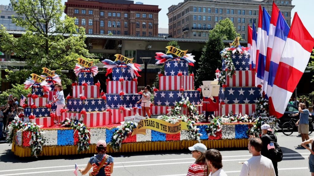 Una gran carroza con un pastel de cumpleaños con temática estadounidense recorre el centro de Filadelfia durante el desfile del 4 de julio.