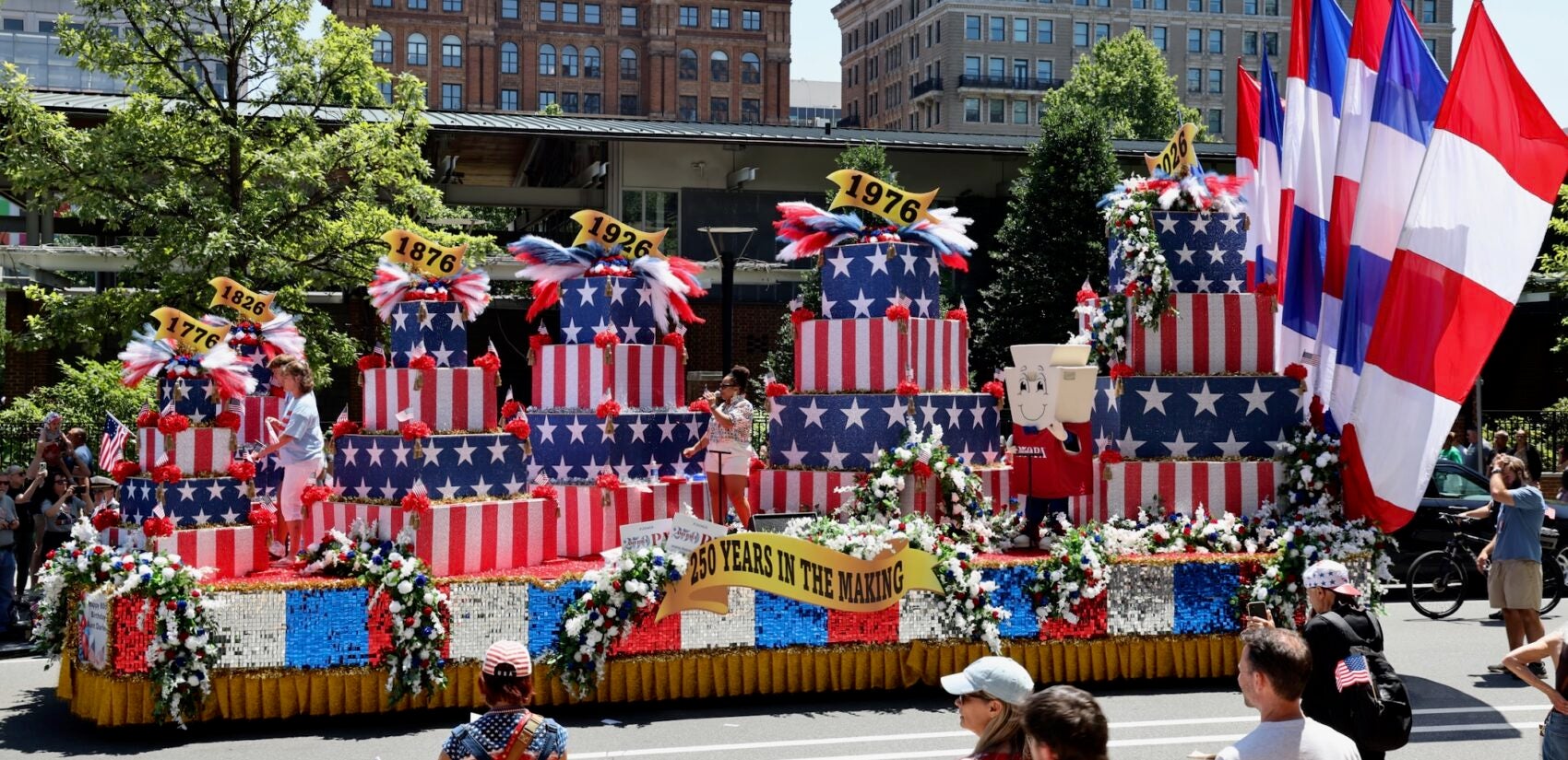 2025 07 04-e lee-philadelphia-4th of july parade cake float A large float with an American-themed birthday cake drives in downtown Philadelphia during the Fourth of July parade.