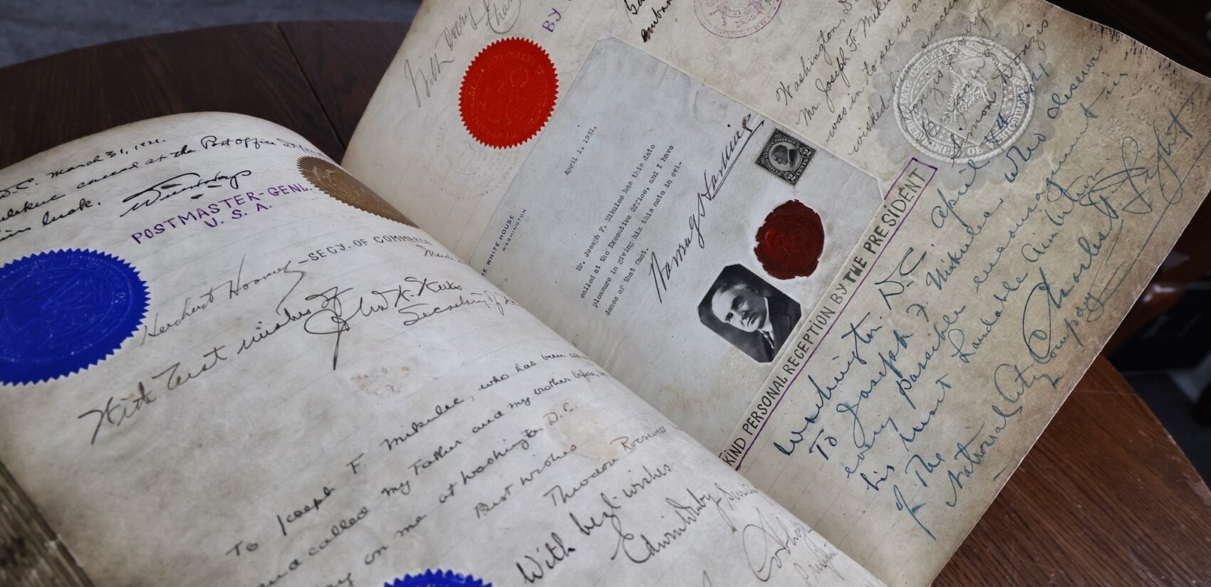 2025 07 10-e lee-ardmore pa the raab collection-Joseph Mikulec autograph book warren g harding The signature of President Warren G. Harding in the book