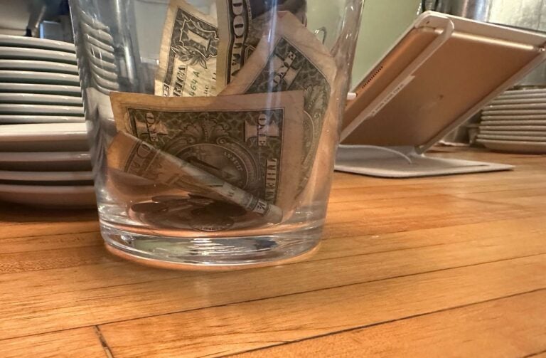cash-tip-jar-in-philly-old-city-coffee-shop-KMG-070625-01 Cash tips in a jar