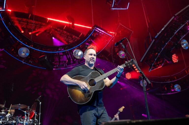Dave Matthews performing