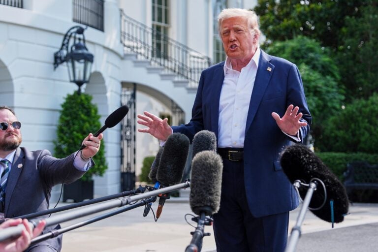 donald-trump-2025-07-11 Donald Trump speaks to reporters