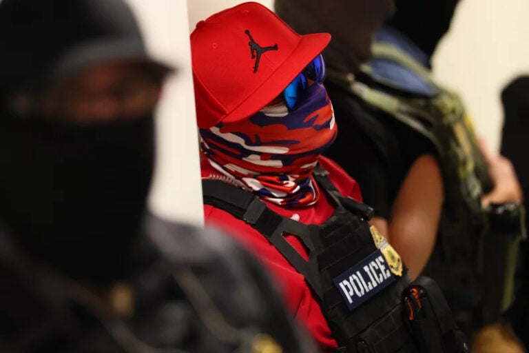 federal-ICE-agents-getty Federal agents wearing masks patroling
