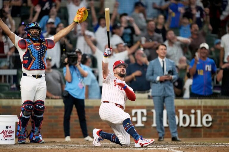 APTOPIX All-Star Baseball Philadelphia Phillies Kyle Schwarber celebrates after winning the tiebreaker at the MLB baseball All-Star game between the American League and National League, Tuesday, July 15, 2025, in Atlanta.