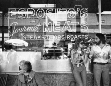 Shoppers stop and eat during Italian Market on Sunday, May 23, 1976. Photo: Don Camp (George D. McDowell Philadelphia Evening Bulletin Photographs/Temple University Libraries Urban Archives)
