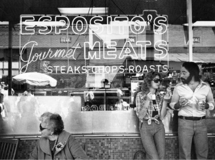 Shoppers stop and eat during Italian Market on Sunday, May 23, 1976. Photo: Don Camp (George D. McDowell Philadelphia Evening Bulletin Photographs/Temple University Libraries Urban Archives)