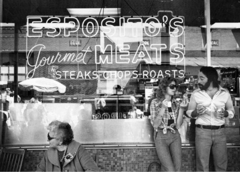 Shoppers stop and eat during Italian Market on Sunday, May 23, 1976. Photo: Don Camp (George D. McDowell Philadelphia Evening Bulletin Photographs/Temple University Libraries Urban Archives)