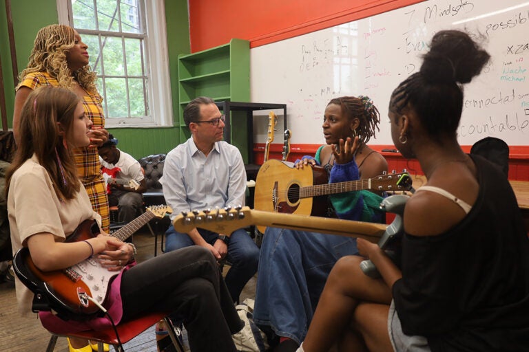 01CRGOV-Students01 Pennsylvania Gov. Josh Shapiro listens as he sits with students holding guitars