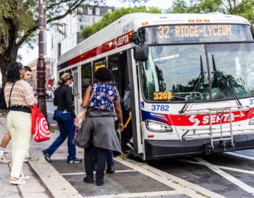 Philadelphians board 32 bus