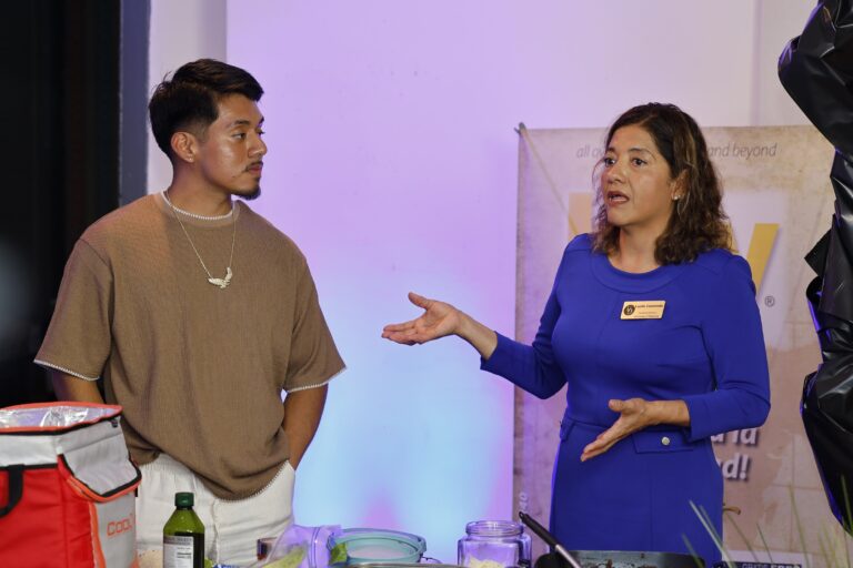 latino-community-delaware-food-event-2025-whyy-hoy-en-delaware-3 Guadalupe Castañeda y Johnny Pérez-González