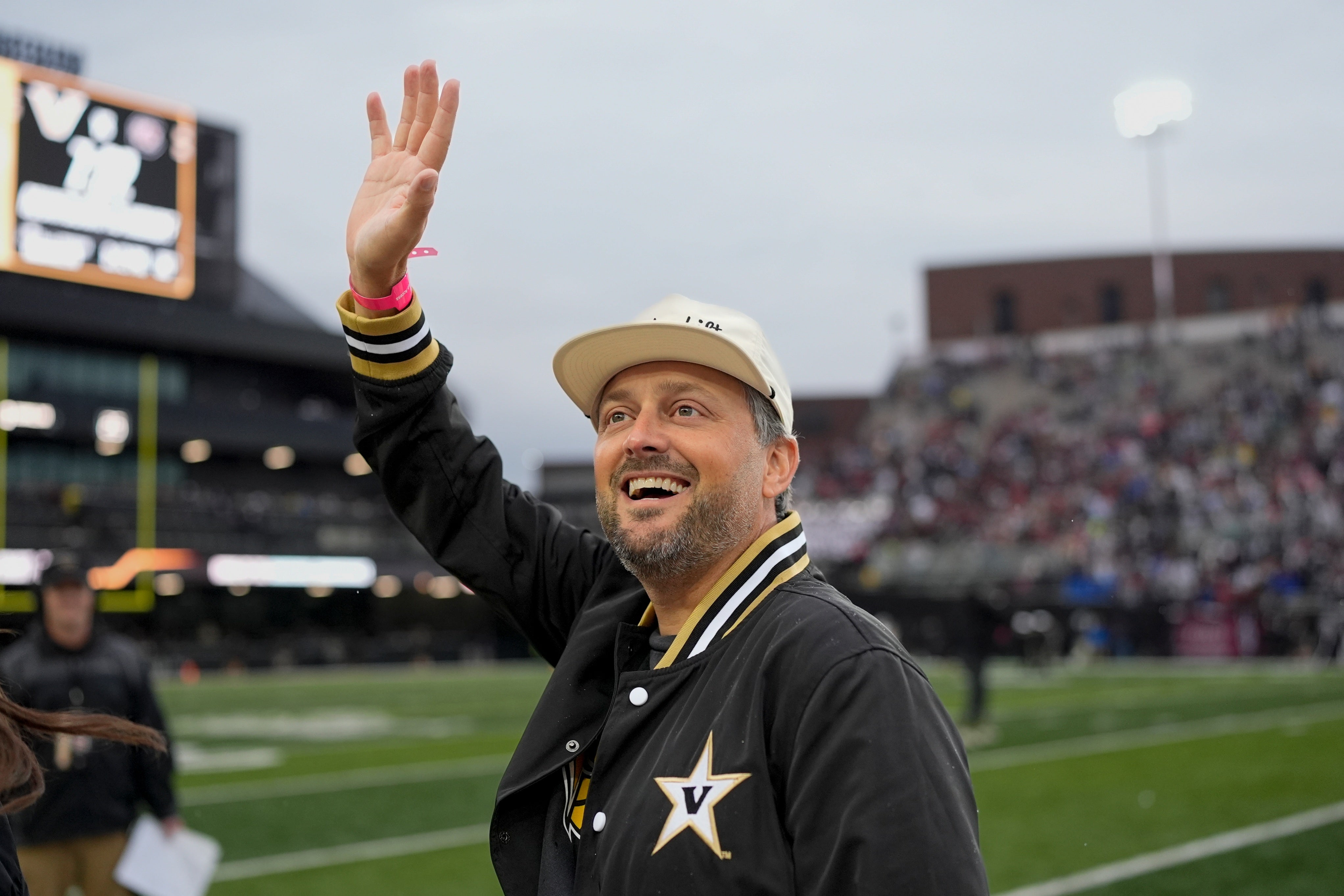 Nate Bargatze waves