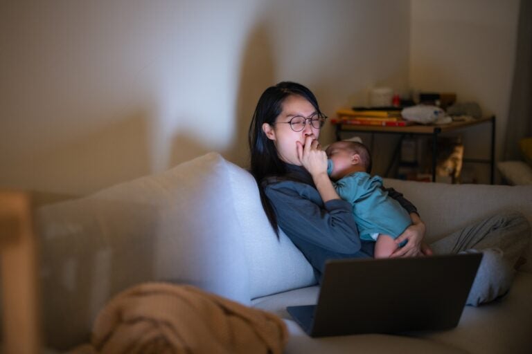 Some mothers wish to return to work as soon as possible, while others prefer to stay home and care for their children; their reasons for these choices differ greatly.