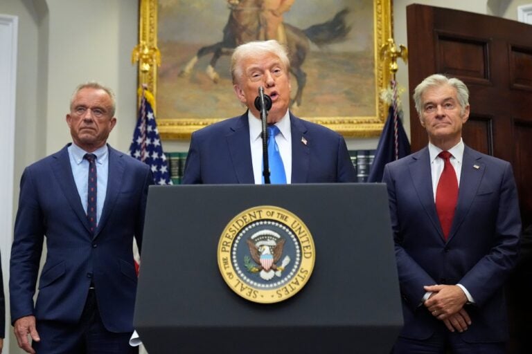 trump-rfk-autism-tylenol-2025-09-22 President Donald Trump speaks in the Roosevelt Room of the White House alongside Robert F. Kennedy Jr. and Dr. Mehmet Oz