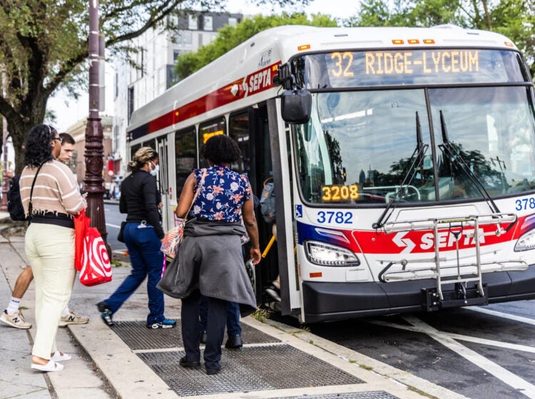 Philadelphians board 32 bus