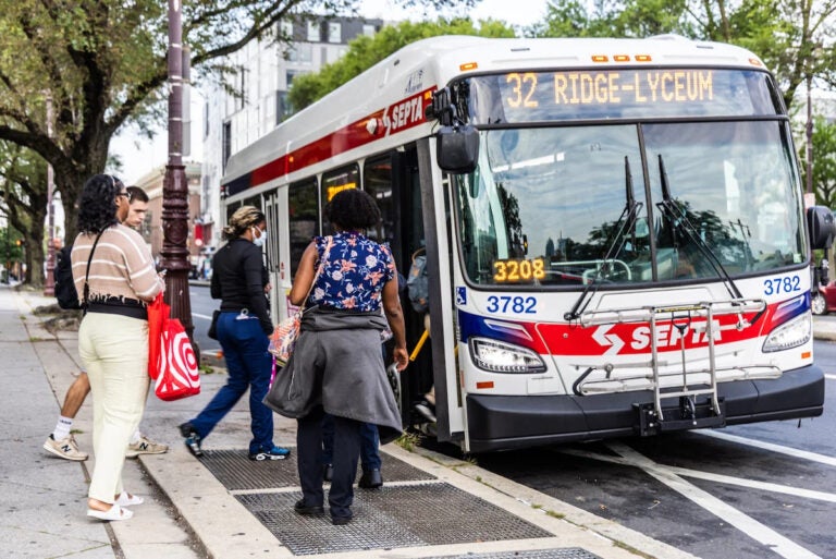 08-25-2025-k-paynter-SEPTA-bus-file Philadelphians board 32 bus