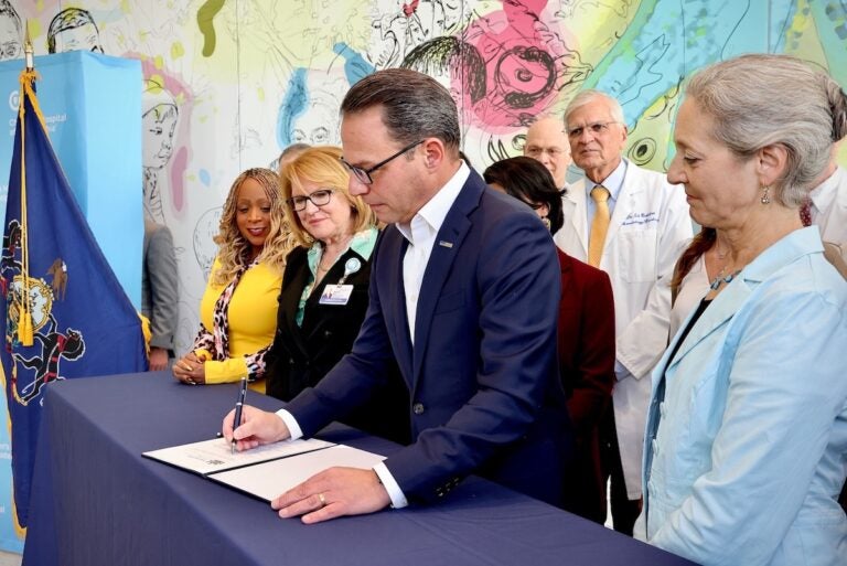 2025 10 01-e lee-josh shapiro-philadelphia childrens hospital-executive order on vaccines signing Governor Josh Shapiro signs executive order at press conference