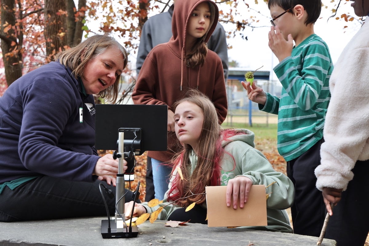 2025 10 28-e lee-beth clark-croydon pa keystone elementary school-nature club digital microscope Beth Clark (left) showing students how to use a digital microscope