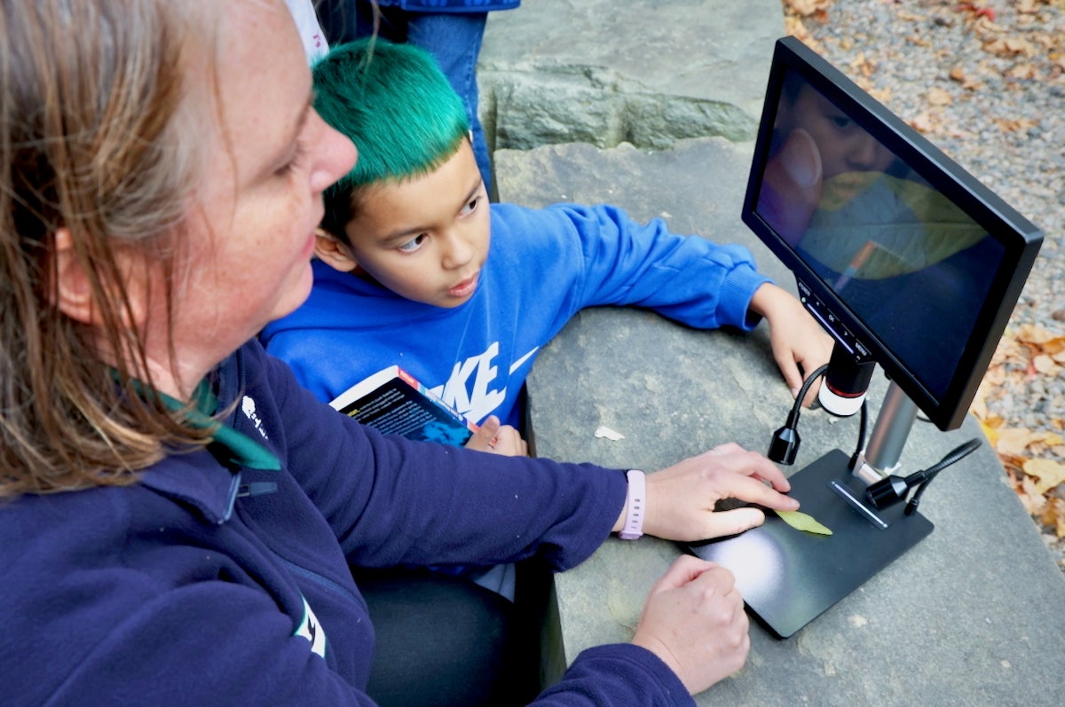 2025 10 28-e lee-beth clark nicholas herron-croydon pa keystone elementary school-nature club digital microscope Beth Clark and Nicholas Herron use a digital microscope to examine a leaf