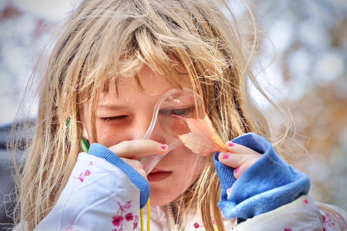 2025 10 28-e lee-hannah stevenson-croydon pa keystone elementary school-nature club leaf Hannah Stevenson uses a magnifying glass to inspect a leaf