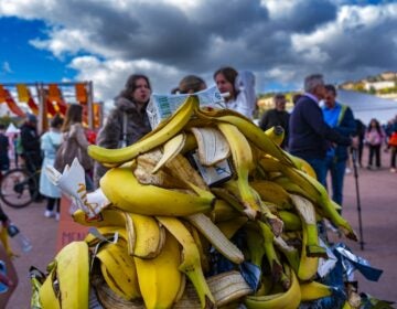 Marathon de Lyon 2025 An overflowing pile of banana peels outside