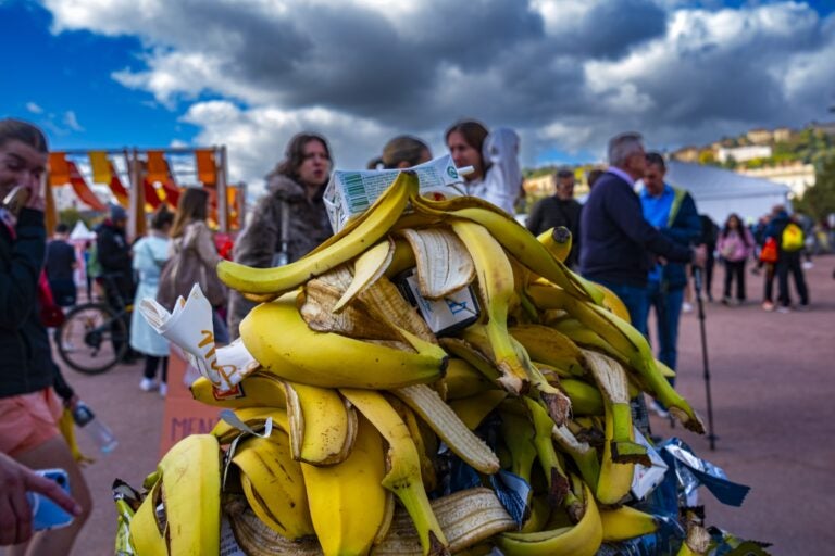 Marathon de Lyon 2025 An overflowing pile of banana peels outside